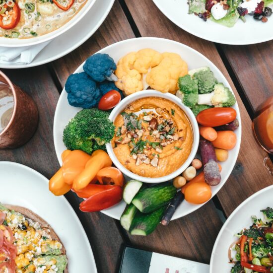 Quick chicken hummus bowl