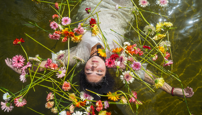 Simona Bustelo presenta «Florecer Flores» en Bar Ducón
